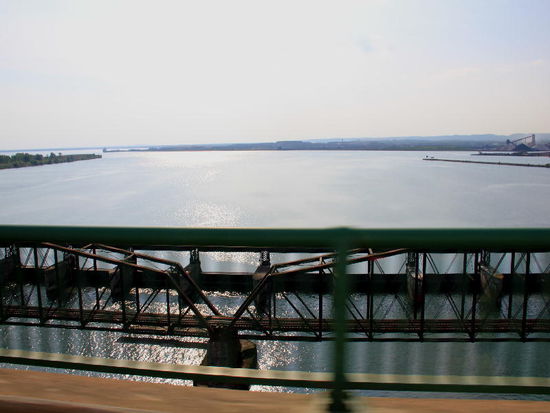 Zur Rechten der Lake superior im gleissenden Sonnenlicht...