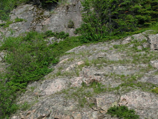 Der sogenannte kanadische Schild... (durch Gletscher geplättete Gesteinsformationen - ürsprünglich in etwa so hoch wie die Rocky Mountains)