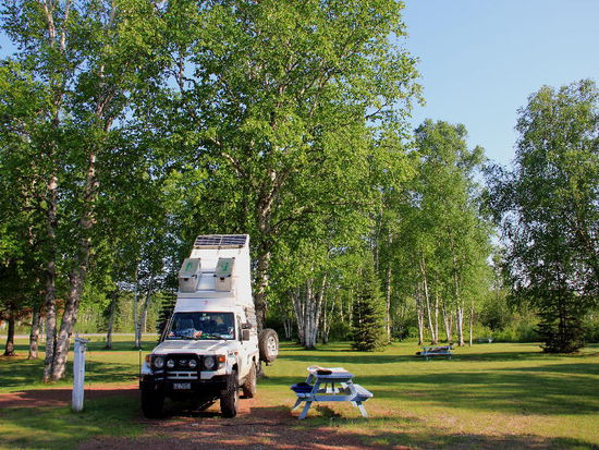 In Nipigon fahren wir af den CP...; fast 550 gefahrene km sind genug...; wir treffen eine junge Spaziergängerin - als sie 3 Jahre alt war, sind ihre Eltern aus der Schweiz ausgewandert... Wir unterhalten uns kurz...;  nach einer Stunde fährt ein Auto vor und ihre Mutter steigt aus... selbstverständlich gibt es ein längeres Gespräch über wie und warum auswandern, Kanada etc. ...
Noch sind 100 km zu fahren bis zu  Ende des grossen Sees - unser Ziel für morgen heisst Thunder Bay...