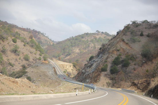 Die Fahrt führt durch eine recht wilde Gegend...