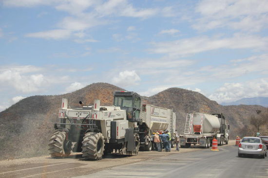 Inmitten dieser Landschaft wird mit grossen Maschinen gearbeitet...