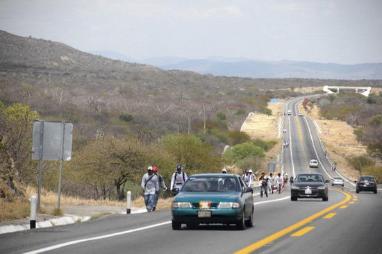 Fussgänger auf der Autobahn...! Hoffentlich nicht wieder eine Strassenblockade irgendwo...! 
Wir haben uns dann später aufklären lassen - es seien Pilger unterwegs, und dies sei die einzige Möglichkeit, da es sonst keine andere Strasse gäbe...