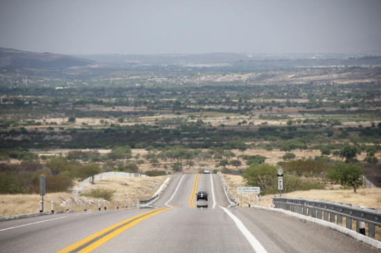 Und hinab geht es in eine fruchtbare Ebene hinein..