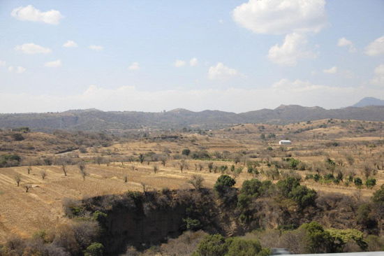 Vorsicht, da ist mal ein grosses Stück Feld weggebrochen...