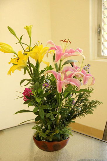 Wir sind wieder zu Hause...! Müde, claro - immerhin sind wir heute über 500 km gefahren, in den letzten 2 Monaten haben wir es auf über 6000 gebracht...!
Und dieser hübsche Blumenstrauss steht zu unserer Freude zur Begrüssung auf unserm Tisch... hübsch, nicht wahr...! Ganz herzlichen Dank Thomasa...