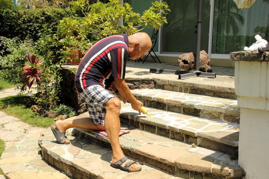 Die Fugen der Schiefersteinplatten müssen erneuert werden....