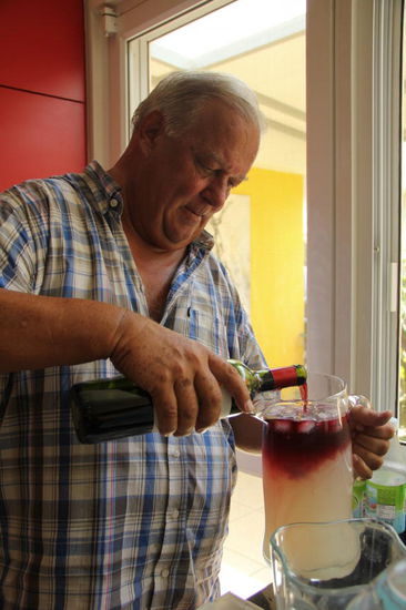 ...legt auch gleich selber Hand an beim Zubereiten einer herrlichen Sangria...