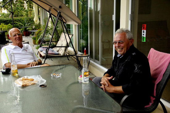 Und wieder auf unserer Terrasse bei Bier und Essen...; an Themen fehlt es uns ja nicht...!