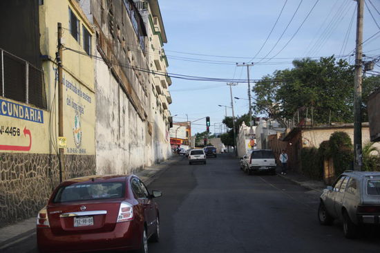 Die Signalisation betr. Fahrstreifen lässt zu wünschen übrig - und wenn, wird's so oder so nicht eingehalten...