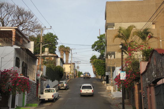 Da oben gibt es eine Art "Sprungschanze"... - eine andere Strasse muss überquert werden...