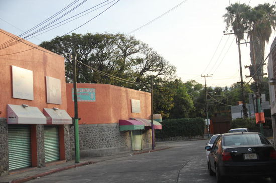 Da vorne geht's um's Eck...