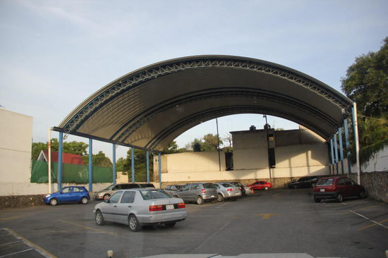 Für ältere Semester gibt es sogar einen reservierten Parkplatz...; toll!