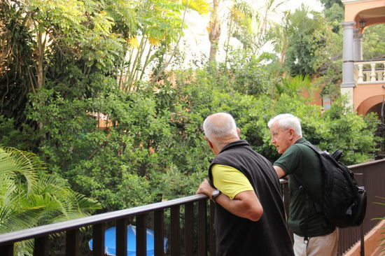 2 ältere Sprachschüler im Gespräch...