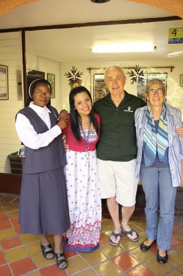 Im Bild die Klasse von Kathrin mit der Lehrerin...; pro Klasse gibt es höchstens 5 Schüler...; Kathrin ist hier "geistlich" bestens umsorgt, der Herr in der Mitte ist Pfarrer in Sacramento und die Nonne leitet eine Schule in Nigeria...