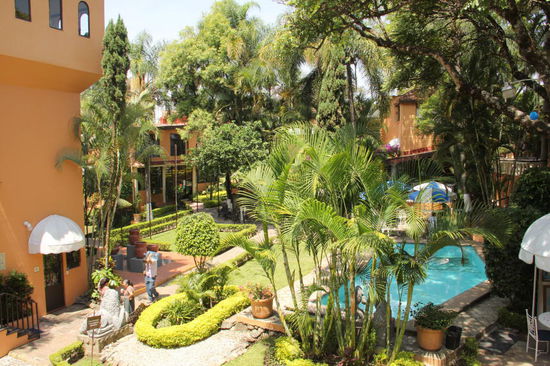 Die Schule ist recht intensiv - von morgens 8 bis 14 h, 6 h Unterricht...; je 3 h Grammatik und je 3 h Konversation...; und zu Hause nochmals gute 3 h Hausaufgaben...