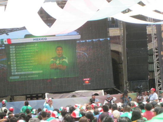 Oder dicht an dicht an einer Live-Übertragung von Spielen anlässlich der Fussball-WM 2014 Brasilien....