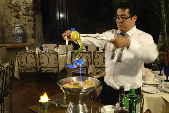 Der Kellner beim Zubereiten des Desserts in der Hacienda Cortes...