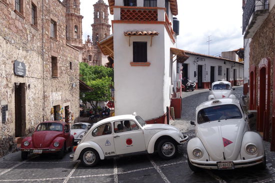 Das herrliche Chaos der VW-Chäfer-Taxis...