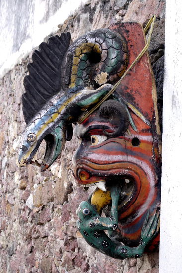 Eindrückliche Maske bei einem Verkaufsgeschäft...