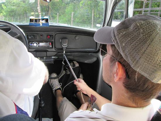 Eine etwas abenteuerliche Taxifahrt hinauf auf den Berg mit einem VW-Käfer als Taxi...; um das Ein- und Aussteigen zu erleichtern, wird der rechte vordere Sitz entfernt... - so darf Bernhard auf dem Boden Platz nehmen...