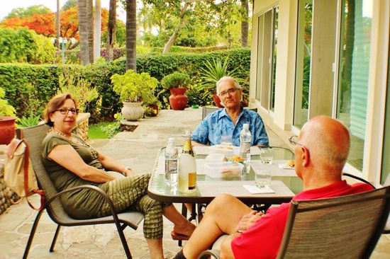 Unsere allerersten Gäste, unsere neuen Nachbarn Giuliana und Christoph nach der Verschreibung beim Notar...; Christoph hat beim Notar die Übersetzung gemacht...