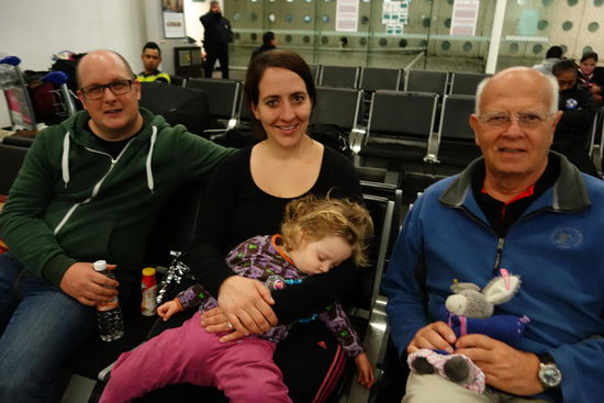 Der nächste Besuch - 11./12.2014...
Meine Tochter Simone mit Dani und Grosskind Lenja...; wir warten am Flughafen auf den Bus nach Cuernavaca...