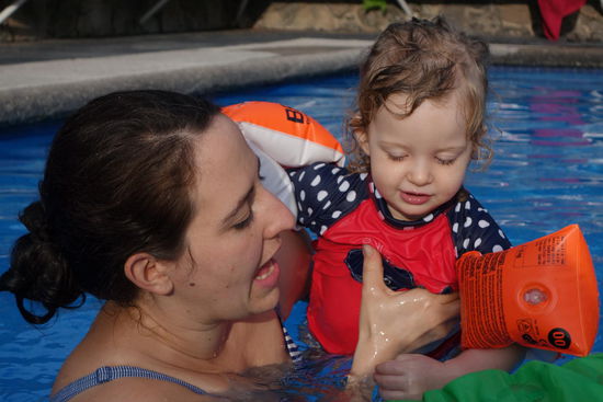 Nach einem ergiebigen Schläfchen bereits wieder fit...; Badespass im Pool...