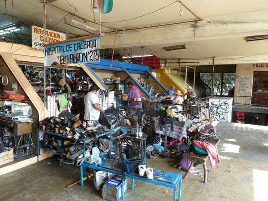 Ein "Schuh-Spital"... - "Hospital de Calzado"...