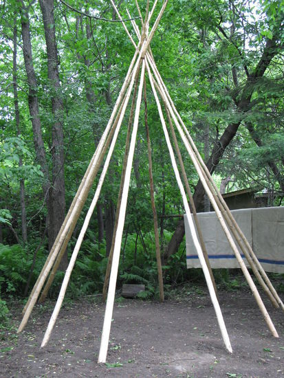 So entsteht ein Wigwam der Indianer...