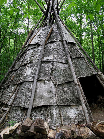 Die Aussenhülle besteht aus Birkenrinde...; im westlichen Teil sind es Tierhäute...