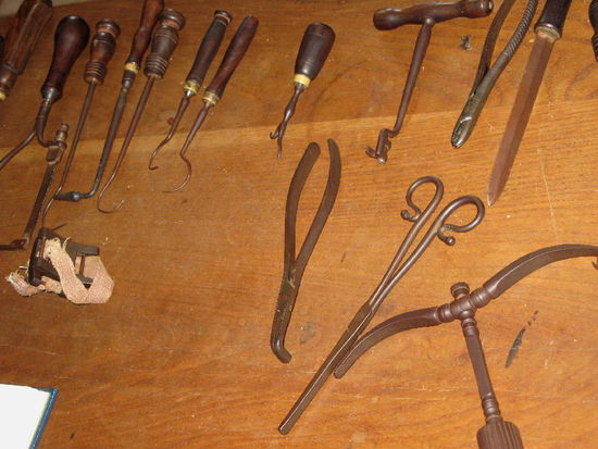 Und seine Utensilien... hier für die Zahnbehandlung...