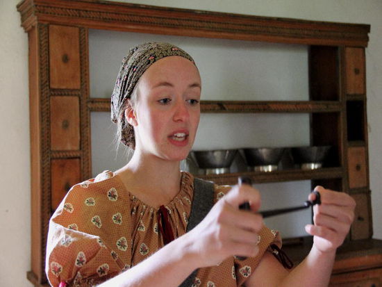 Lisette zeigt, wie's funktioniert... das Zähneziehen...