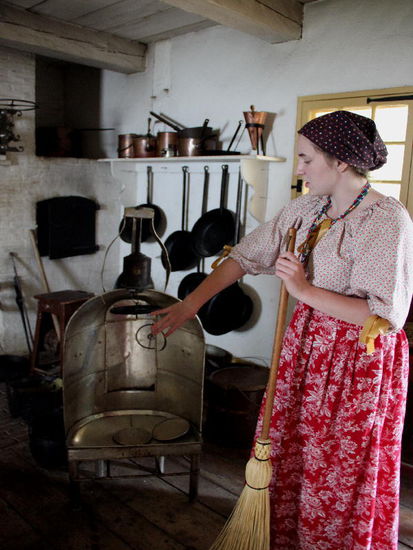 In der Küche...; die Leute wollten ja verpflegt sein...; dazu gehörte auch die Bäckerei, Metzgerei, dann die Schneiderei, Wäscherei usf.