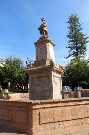 Es mutet seltsam an, dass der Brunnen von einem adligen Spanier geziert wird...