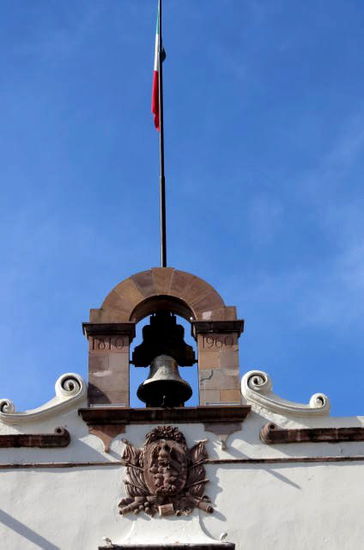 ... mit der obligaten Freiheitsglocke Mexicos...