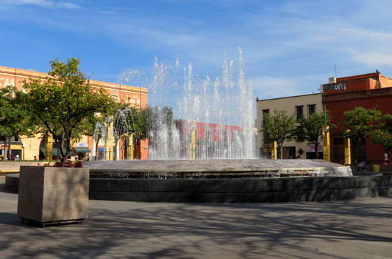 Wer würde wohl vermuten, dass unter diesem grossen Brunnen ein Parkhaus untergebracht ist...?