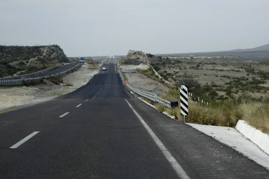 irgend einmal heisst es - "Kilometer fressen" - rund 200 km mit solch schnurgeraden Autobahnen sind wir durch die Wüste "Desierto Laguna de Meyran" gefahren...
