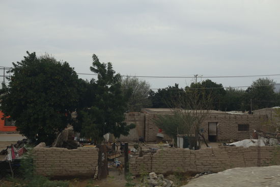 Zwischendurch immer wieder kleine Orte mit einfachsten Behausungen...