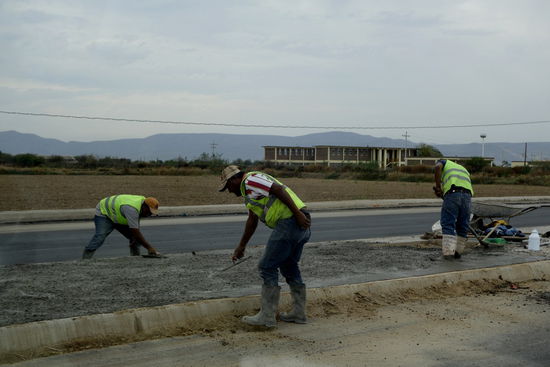 Wie überall in Mexico werden sehr viele Arbeiten von Hand ausgeführt... - Hände gibt es zur Genüge, welche Arbeit suchen...