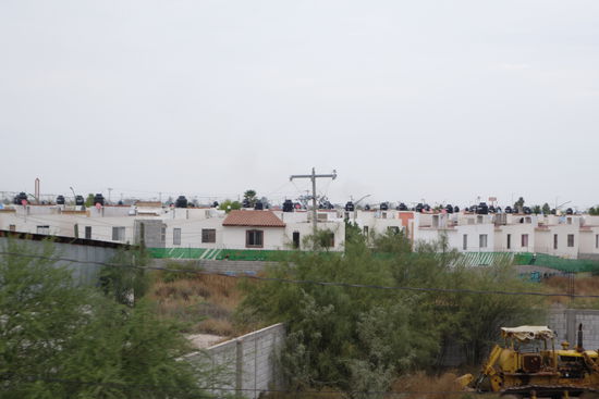 Häuschen an Häuschen aneinander gepfercht - sozialer Wohnungsbau in Mexico...