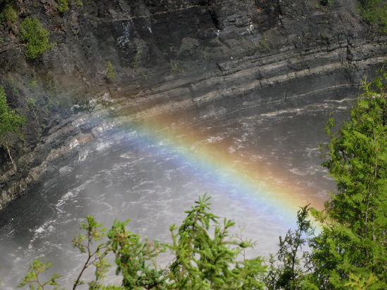 In der stiebenden Gischt zeigt sich versöhnlich der Regenbogen in seinen schönsten Farben...
