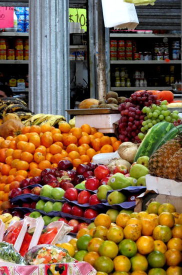 Auf einem Markt decken wir uns mit frischen Früchten ein...