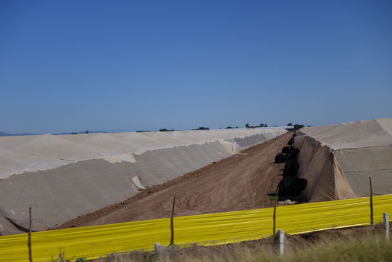 Endlose Reihen von Gewächshäusern - was da wohl angezogen wird?