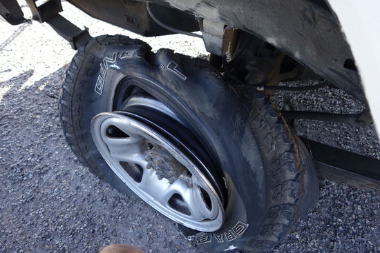 Die Reifendecke hat sich gelöst und einmal um die Achse geschlagen, was die Arbeit zusätzlich erschwert hat...