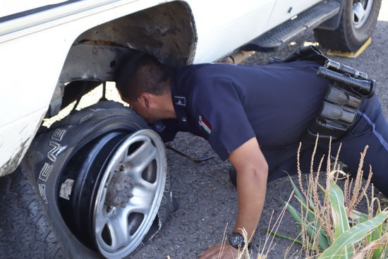 Die tatkräftige Mithilfe der Polizisten...