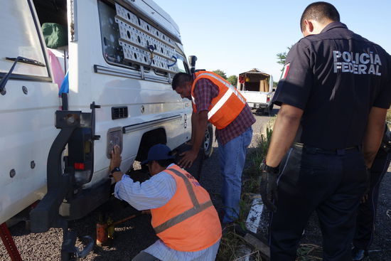 Dank den Männern des "Auxilio Vial" und einem schwereren Wagenheber geht die Arbeit gut voran....