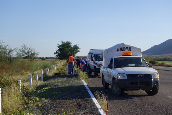 Zusammenräumen - ein kurzer Bremstest --- wir verabschieden uns von unsern tollen Helfern! Sie erhalten natürlich alle eine anständige "Propina"! Wir hingegen freuen uns, dass nicht Schlimmeres passiert ist und wir ungehindert unsere Fahrt fortsetzen können...