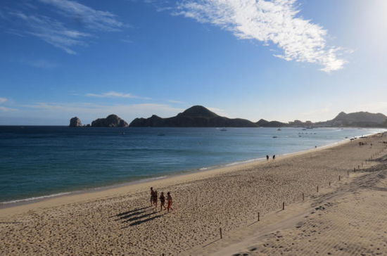 Ein schier endlos langer Strand...; die Hotels sind im Moment ca. zu 50% belegt - was sich aber in den kommenden Weihnachtstagen rasch ändern wird...