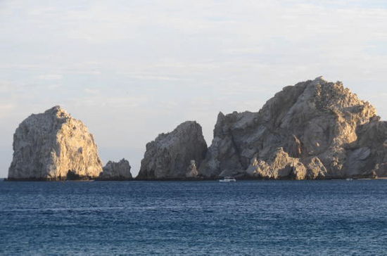 Sehr schön, diese Felsen im Meer...; wir entscheiden, einen Tag länger in Cabo San Lucas zu verweilen. Morgen unternehmen wir eine Bootsfahrt zu diesen Felsen...