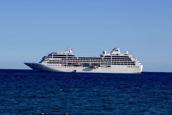 Es gibt Tage, da ankern bis 3 solcher Kreuzfahrtschiffe...; sie kommen von San Diego (USA)...; es gibt diverse Touren - 21 Tage bis 2 Monate...!